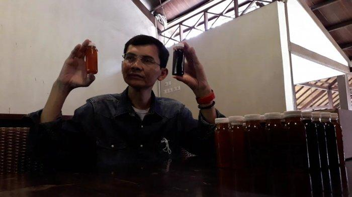 Hadi Pranoto menunjukkan obat covid-19
