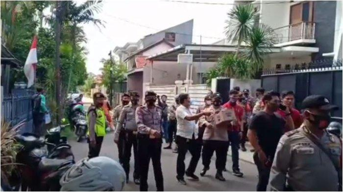 Rumah Nikita Mirzani mendapat penjagaan dari aparat kepolisian.   