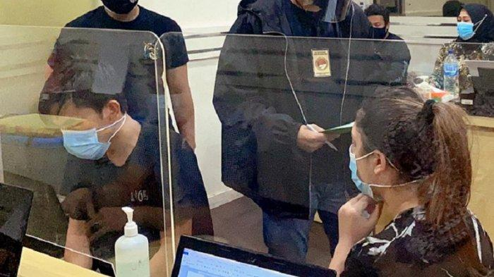 Syaima Salsabila tengah diperiksa di Polres Metro Jakarta Barat terkait kepemilikan narkoba Jumat (13/11/2020) 