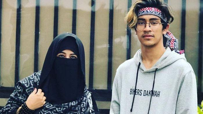 Umi Pipik dan Abidzar Al Ghifari