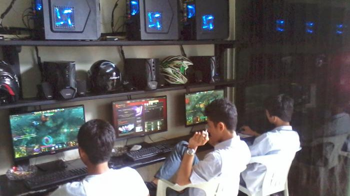 Ilustrasi remaja bermain game di warnet