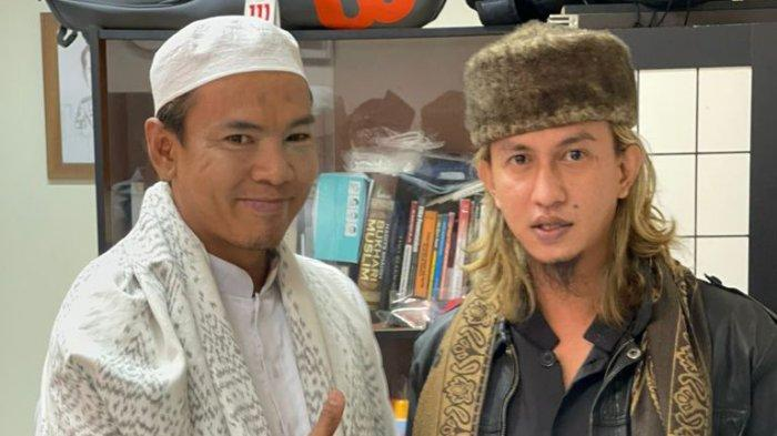 Dari foto yang beredar, nampak Habib Bahar bin Smith dan Ryan Jombang sudah berdampingan. Ryan Jombang sempat dapat bogem mentah dari Habib Bahar bin Smith.