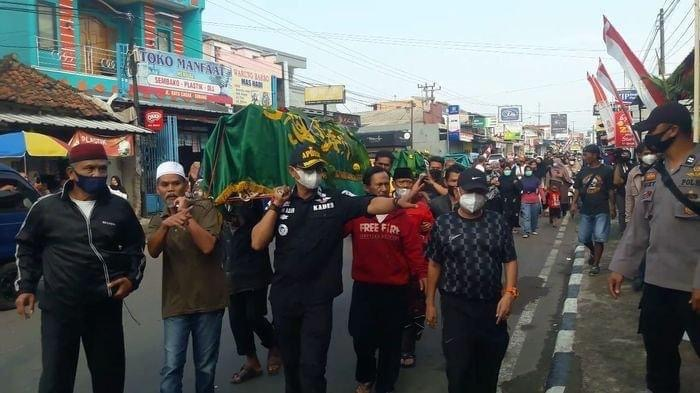 Prosesi pemakaman Tuti (55) dan Amalia (23) di Tempat Pemakaman Umum (TPU) Istuning, Desa Jalan Cagak, Kecamatan Jalan Cagak, Kabupaten Subang, Jawa Barat, Kamis (19/8/2021).