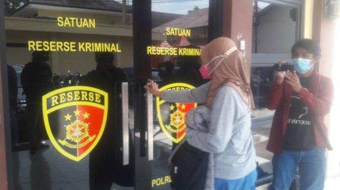 Istri muda dari Yosef (55) saat memasuki ruangan Satreskrim Polres Subang, Selasa (31/8/2021). 