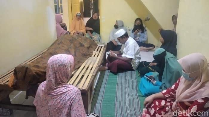 Sebelum meninggal dunia, pedangdut legendaris Imam S Arifin sempat beberapa kali mengunggah foto putrinya, Resti Destami Arifin. 