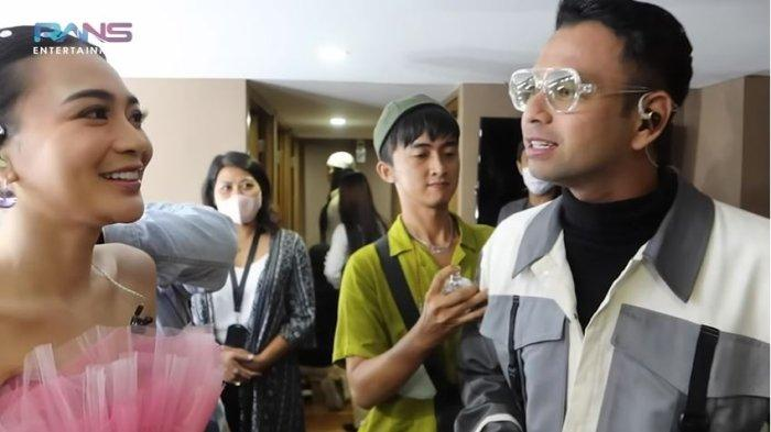 Raffi Ahmad saat bertemu dengan Wika Salim, Jumat (14/10/2022). Sebagaimana dilansir dalam tayangan Youtube Rans Entertainment pada tanggal 13 Oktober 2022, Raffi Ahmad bongkar identitas pacar baru Wika Salim saat bertemu di belakang panggung. 