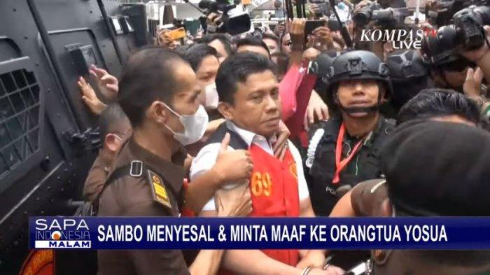 Tersangka kasus pembunuhan berencana Brigadir J, pecatan Kadiv Propam Polri Irjen Ferdy Sambo saat keluar dari Gedung Jaksa Agung Muda Tindak Pidana Umum, Jakarta Selatan, Rabu (5/10/2022). Terbaru, pengakuan FS yang menyatakan tidak pernah memerintahkan pembunuhan Brigadir J kini dibantah oleh lawyer keluarga Yosua. 