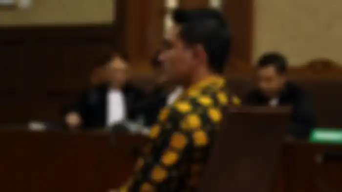 Terdakwa Gubernur nonaktif Jambi Zumi Zola menjalani sidang perdana