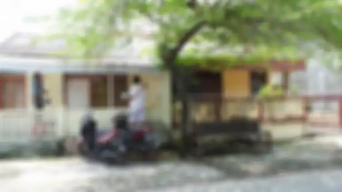 Dua orang pekerja terlihat sedang mengecat rumah sederhana di Jalan Kutai Raya, Kelurahan Sumber, Kecamatan Banjarsari, Solo, Rabu (8/4/2015). Rumah ini merupakan rumah kontrakan calon besan Presiden Jokowi. 