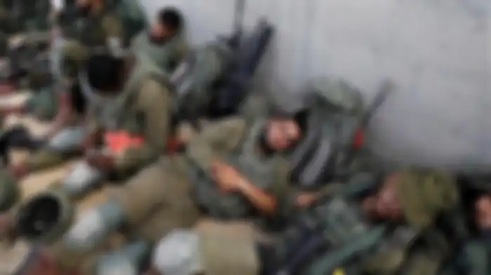 Pasukan Israel berbaring selama latihan militer di pangkalan militer Tzeelim di Israel tengah pada 3
