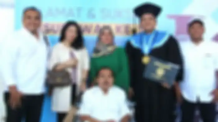 Sampai Terisak Sedih, Rektor ITS Puji Mat Solar Hadiri Wisuda Anak Pakai Kursi Roda!