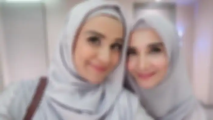 Adu Gaya Fashion Hijab Zaskia Sungkar dan Shireen Sungkar, Kakak Adik yang Sama-sama Stylish!