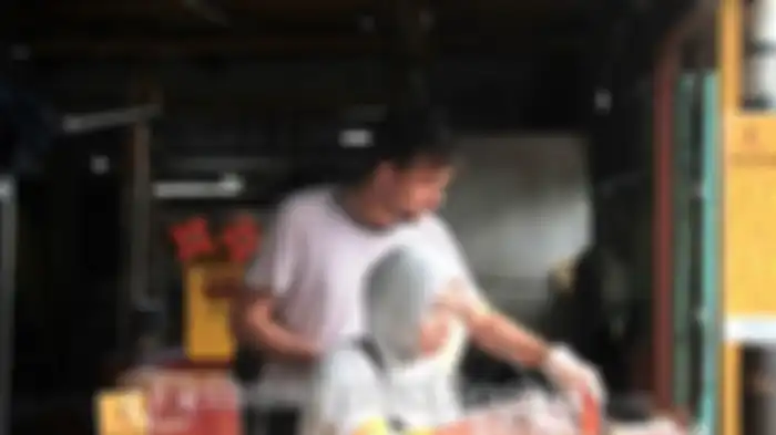 Stuart Collin melayani pelanggan Capung Goreng