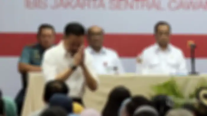 Pendiri Lion Air Rusdi Kirana berdiri menghadap keluarga korban jatuhnya pesawat Lion Air JT 610 saa