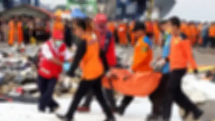 Petugas gabungan membawa kantong berisi puing pesawat Lion Air JT 610 yang jatuh di perairan Karawang.