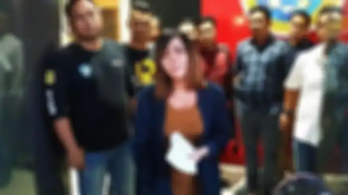  Avriellia Shaqqila keluar dari ruangan penyidik Subdit V Siber Ditreskrimsus Polda Jatim sambil ber