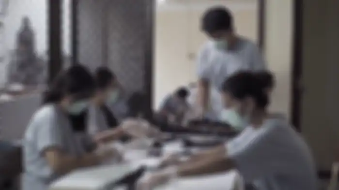  Hair River Filter - Para relawan dari Clean Action sedang mengumpulkan limbah rambut untuk dibentuk menjadi beberapa gumpalan rambut yang kemudian disusun menjadi satu membentuk bidang kotak dan ditekan dengan jaring besi berukuran persegi panjang.