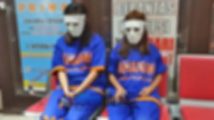 Dua muncikari Endang Suhartini alias Siska (kiri) dan Tantri (kanan) yang diamankan pihak Polda Jati