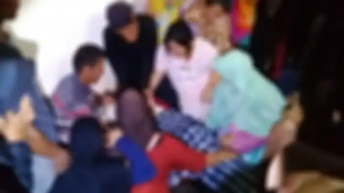 Puluhan sanak keluarga, dan tetangga korban memadati rumah duka korban tersambar petir Muhammad Rusdi Syafar (23) di Dusun Tuwini, Desa Gantungan, Bajeng Barat, Gowa, Jumat (30/11/2018) malam. 