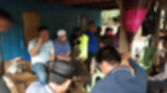 Kapolsek Mandai AKP Asgar bersama anak buahnya, melayat di rumah petani tersambar petir, Dusun Bonto Romba, Desa Bonto Matene, Kecamatan Mandai, Maros.