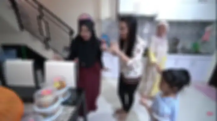 8 Potret Rumah Ayu Ting Ting, Dari Balkon Terlihat Pemandangan Atap Pemukiman yang Padat