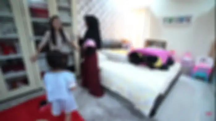 8 Potret Rumah Ayu Ting Ting, Dari Balkon Terlihat Pemandangan Atap Pemukiman yang Padat