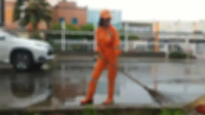  Selha Purba (21), satu diantara anggota PPSU berparas cantik yang tergabung di Kelurahan Kelapa Gad