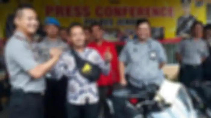 Kapolres Jember AKBP Kusworo Wibowo menyerahkan kunci motor yang hilang dicuri kepada pemiliknya, Ervan, di Mapolres Jember 