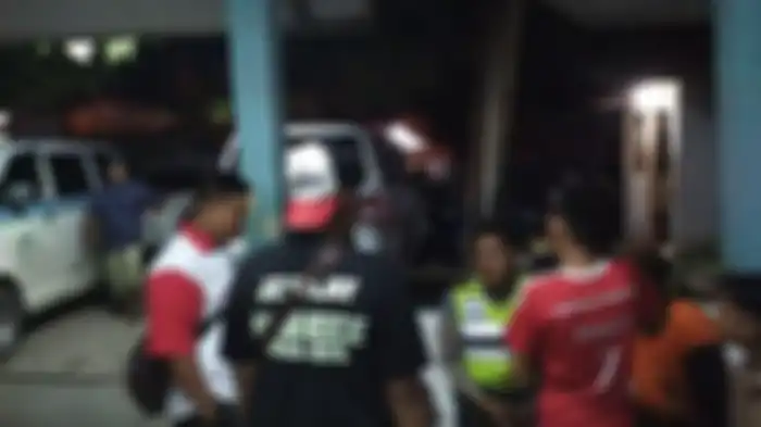 Petugas Lalulintas Polresta Banjarmasin pada saat berada di kamar jenazah RSUD Ulin Banjarmasin 