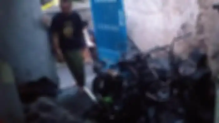 Korban teror kain api kali ini menimpa 2 motor di garasi