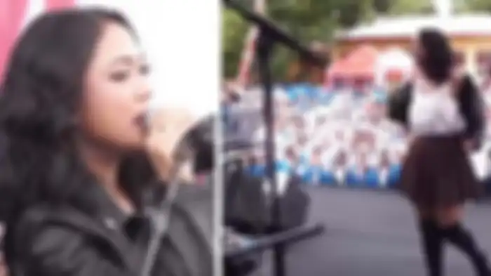 Marion Jola saat membuka jaket di depan anak SMA