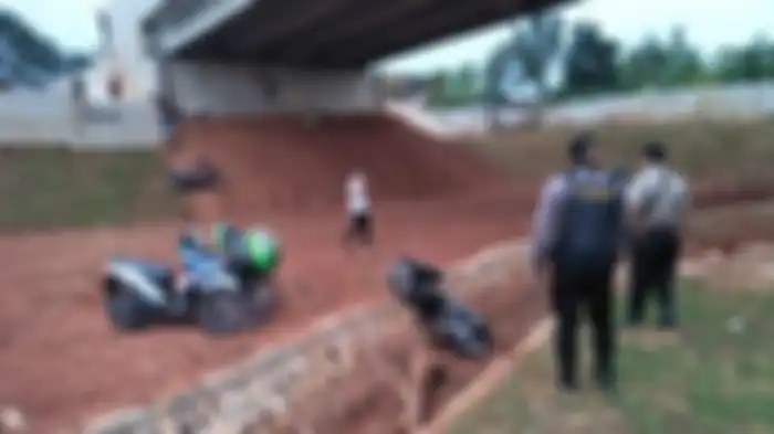 Saat polisi Polres Tangerang Selatan menggelar razia aksi balap liar di ruas Tol Serpong-Pondok Aren membuat penonton dan pembalap liar motor melarikan diri. Bahkan ada sepeda motor yang ditinggalkan di parit sisi jalan tol.  