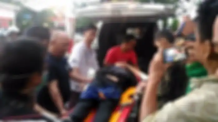 Jenazah Tyas saat dimasukkan dalam ambulance.