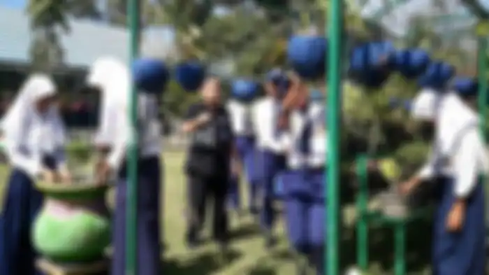 H Basriansyah mengajak murid mengelola tanaman hias