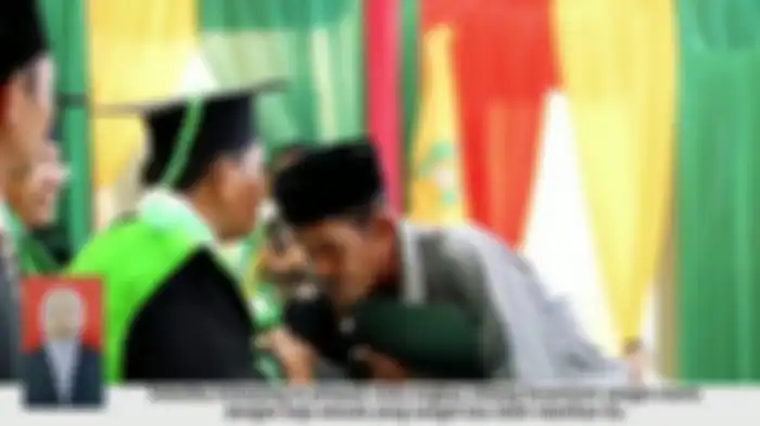 Menyalami Rektor seusai menerima ijazah anaknya.
