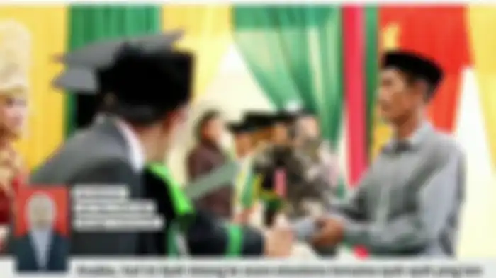 Saat nama Rina Muharrami dipanggil MC sang bapak tersebut menghampiri podium dan seperti layaknya mahasiswa lain, Rektor UIN Ar Raniry Prof Warul Walidin menyerahkan sebuah map tanda kelulusan sebagai sarjana. 