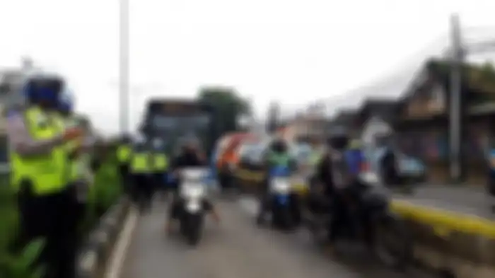 Sejumlah pengendara yang menerobos masuk ke jalur busway di Jalan Otista Raya, Jatinegara, Jakarta Timur, dikenakan sanksi tilang oleh petugas kepolisian, Rabu (30/1/2019). 