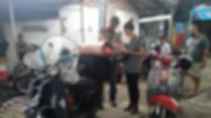 Sepasang bule asal Ukraina turing ke Indonesia naik Vespa