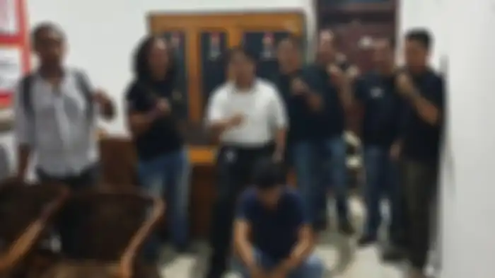 Robet Ike Latama (duduk), oknum pegawai honorer di Lampung Utara, diringkus aparat berwajib karena mencuri sepeda motor. 