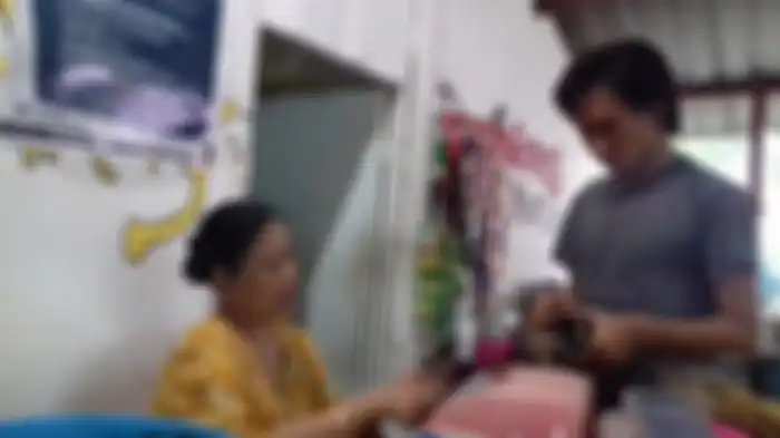 Mbok Djum saat melayani pembeli di kantinnya di kawasan FIB UNS, Kamis (27/7/2017).