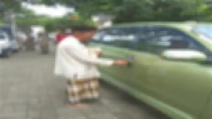 Seorang pengemis diduga bawa mobil sendiri