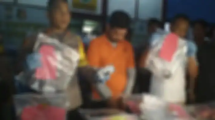 Kapolres Gowa AKBP Shinto Silitonga merilis pengungkapan pembunuhan Staf BAUK UNM, Sitti Zulaeha Djafar. 