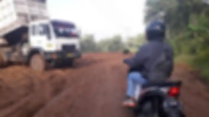 Truk proyek kereta cepat di Purwakarta bikin jalanan cepat rusak