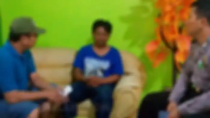 Pria berinisial FR (22), warga Jalan Gubernur Suryo, Desa Tologopojok Kecamatan Gresik Kota, Kabupaten Gresik, babak belur dihajar massa.