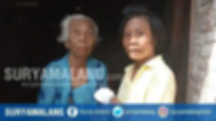 Wiji Wiji Fitriani (29) wanita kanibal pemakan jari sendiri, penderita gangguan jiwa asal Desa Ngadi, Kecamatan Mojo, Kabupaten Kediri bersama neneknya.