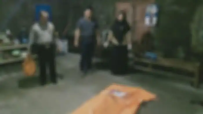Usai membunuh, Apriliani Srireso Menawi (51) duduk santai sambil nonton TV di samping mayat Saeri Haryanto (75) yang bersimbah darah.