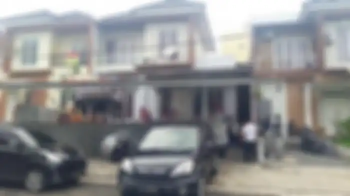 Suasana rumah Bupati Talaud Sri Wahyumi di Tamansari Manado pasca tertangkap oleh KPK dan ditetapkan sebagai tersangka, Rabu (1/5/2019). 