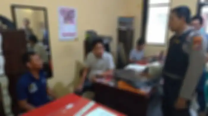 Pelaku memgakui perbuatannya bakar kantor desa dihadapan petugas. 