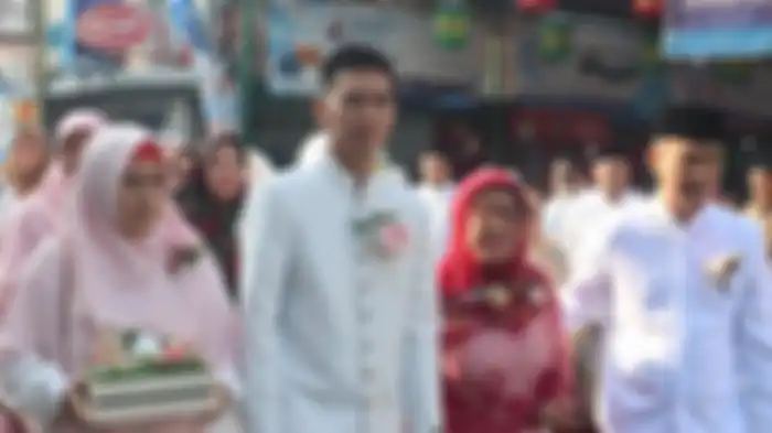 Foto keluarga Abdul Majid Al Zindani saat menuju Masjid Daarut Tauhid (Foto: Tribun Jabar/Putri Puspita) 
