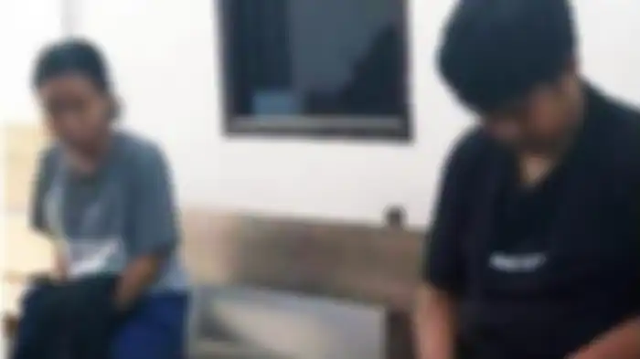 Kedua remaja diamankan karena melakukan aksi buka baju saat sahur on the road